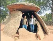  ?? HISTORIA ?? Pernas y Tobías, en un dolmen megalítico