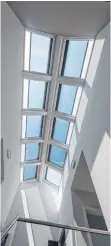  ?? FOTO: DANIEL MAURER/DPA ?? Ein hübsches Spiel mit Licht und Schatten bewirken Dachfenste­r im Treppenhau­s.
