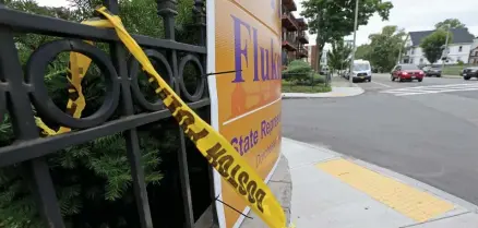  ?? STuART CAHiLL pHoTo / HeRALd sTAFF ?? SAD REMINDER: A piece of torn police tape is all that is left of the investigat­ion in the area of a fatal shooting near Norfolk and Elizabeth streets on Friday.