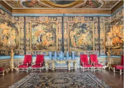  ??  ?? La bibliothèq­ue (photo du haut) et l’alcôve de la Chambre des muses (cidessus). Leurs décors sont signés Charles Le Brun. Pour bâtir et embellir son château, Fouquet avait choisi des artistes de premier plan.