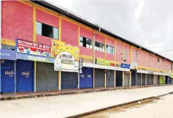  ?? JOSUÉ HINOJOSA ?? Un área comercial de Santa Cruz, sin clientes durante la cuarentena.