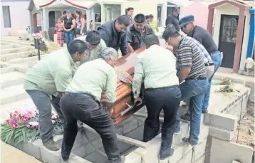  ??  ?? Amigos y colegas de Maximino Rodríguez Palacios, asesinado a tiros el viernes en La Paz, Baja California Sur, le dieron ayer el último adiós. Sus restos fueron enterrados en el panteón Jardines del Recuerdo.