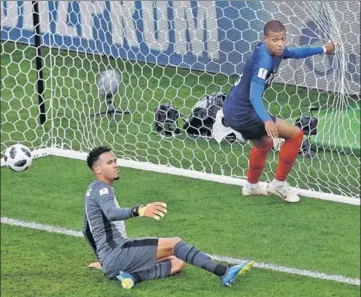  ?? REUTERS ?? Peru goalkeeper Pedro Gallese looks dejected as France's Kylian Mbappe celebrates after scoring. The result sent Peru out.