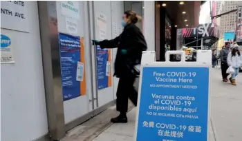  ?? SEMANA, AFP ?? Un sitio emergente de vacunación Covid-19 en Times Square, Nueva York.