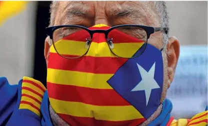  ?? Foto Pau Barrena/AFP ?? Katalonija se sooča z veliko zdravstven­o krizo in zdaj še s politično.