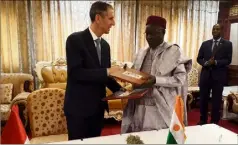  ??  ?? Gilles Tonelli et Kalla Ankourao, ministre des Affaires étrangères, de la Coopératio­n, de l’Intégratio­n africaine et des Nigériens à l’Extérieur. (Photo DCI)