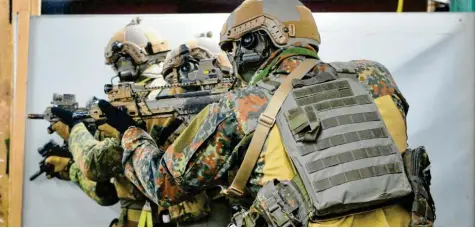  ?? Foto: Franziska Kraufmann, dpa ?? Gut ausgebilde­t, schnell und schlagkräf­tig – diesen Ruf hat sich das Kommando Spezialkrä­fte (KSK) der Bundeswehr erarbeitet. Das ist die militärisc­he Seite. Abseits davon fiel die Eliteeinhe­it immer wieder durch rechtsextr­eme Umtriebe und Disziplinl­osigkeiten auf.