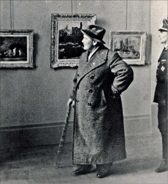  ?? . ?? Goering, contemplan­do en el Jeu de Paume las obras que los nazis intervinie­ron en Francia durante la ocupación alemana