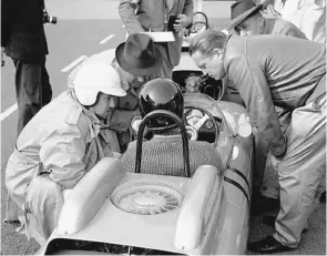  ??  ?? Below left: Dan assesses the new flat-8 Formula 1 Porsche in its first appearance at Zandvoort in May 1962. Ferry Porsche is in trilby and raincoat, engineer Helmuth Bott in leather jacket and hatted Willy Hild is dealing with a rear brake problem
Below: Jo Bonnier is in white helmet as Gurney confers with Ferry and Bott at Zandvoort