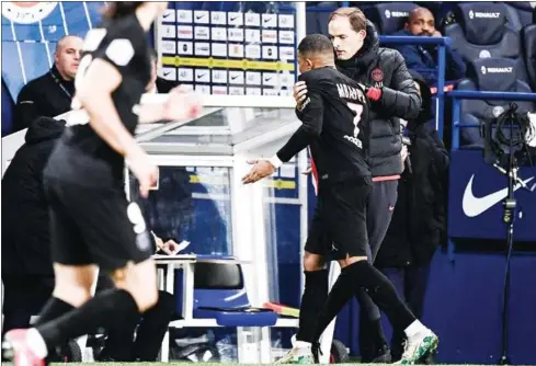  ?? AFP ?? Paris Saint-Germain’s French forward Kylian Mbappe (centre) speaks with Paris Saint-Germain’s German coach Thomas Tuchel as he leaves the pitch during the French L1 football match between Paris Saint-Germain (PSG) and Montpellie­r Herault SC in Paris on Saturday.