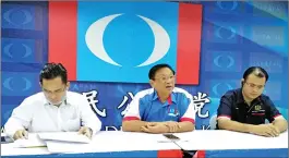  ??  ?? Dr Teo (centre) with his lawyer Abun Sui (left) and PKR Miri Service Centre staff David Hii.