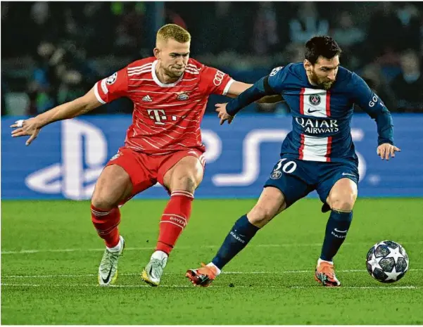  ?? Foto: Anne-christine Poujoulat/afp/dpa ?? Superstar Lionel Messi (r.) behauptet gegen Bayern Münchens Abwehrspie­ler Matthijs de Ligt den Ball.