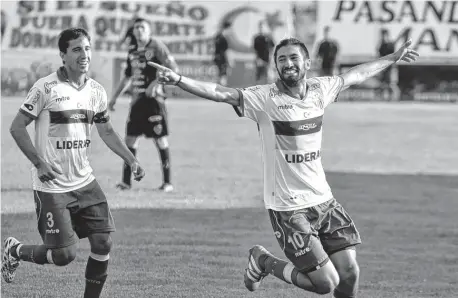  ?? FACUNDO MORALES-LA NUEVA. ?? Con un latigazo de derecha, Onorio marcó el tercer de gol de Tiro ante Sporting. Cafasso lo acompaña en el festejo.