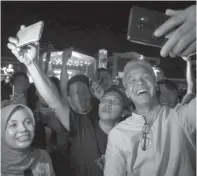  ?? TIM KAMPANYE GANJAR FOR JAWA POS ?? WEFIE: Calon Gubernur Jateng Ganjar Pranowo saat menonton konser Europe di Stadion Pandan Arang, Boyolali.