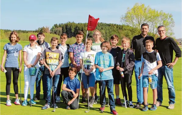  ?? Fotos: Daniel Weber, Fotolia ?? Die Friedberge­r Gymnasiast­en freuen sich schon auf ihre nächste Golfstunde. Ganz rechts Sportlehre­r Oliver Sümnik, links daneben Golflehrer Jan Keppeler.