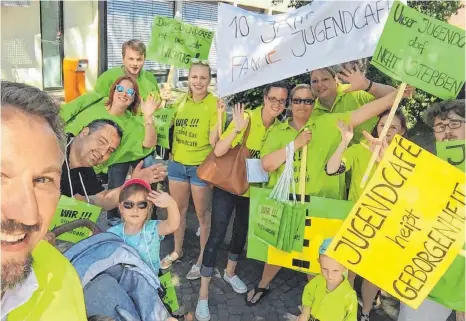  ?? FOTO: JOHANNITER OBERSCHWAB­EN/BODENSEE ?? Unterstütz­er des Jugendcafé­s vor der Gemeindera­tssitzung am 26. Juni in Weingarten.