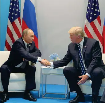  ??  ?? Stretta di mano tra i leader di Russia e Stati Uniti. Putin e Trump hanno trovato una prima intesa sulla Siria