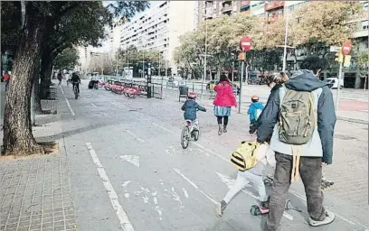  ?? LA VANGUARDIA ?? ¿Por dónde paso? En la calle Tarragona, como en este tramo cercano a la calle Aragó, los viandantes que quieren cruzar al otro lado y hacerlo a través del paso de peatones se ven obligados a sortear el carril bici y a esquivar la presencia de los...