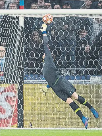  ?? FOTO: PERE PUNTÍ ?? Otro vuelo salvador Ter Stegen evitó con esta parada que el Lyon se adelantara tras un chut de Terrier