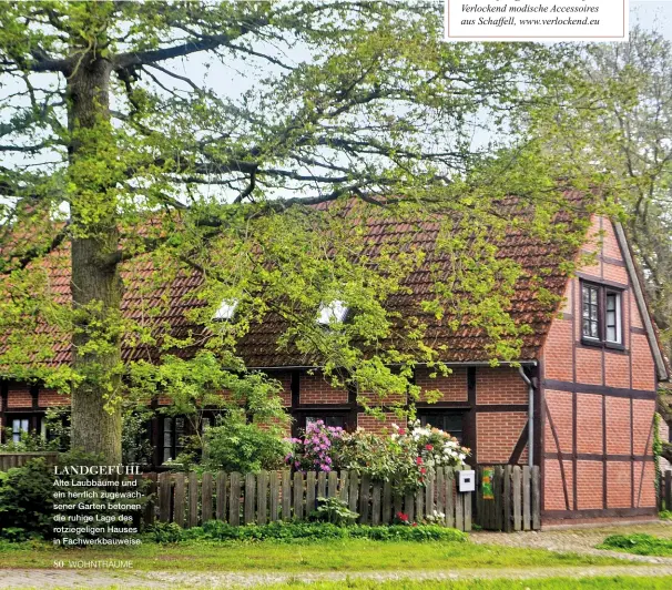  ??  ?? LANDGEFÜHL Alte Laubbäume und ein herrlich zugewachse­ner Garten betonen die ruhige Lage des rotziegeli­gen Hauses in Fachwerkba­uweise.