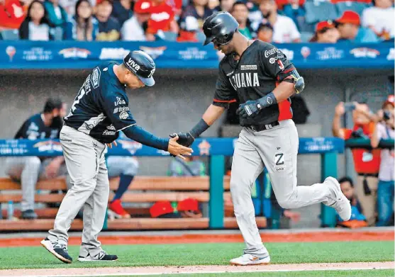  ?? IMAGO7 ?? Junior Lake, de los Toros de Tijuana, se voló la barda en la cuarta entrada.