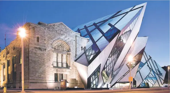  ??  ?? El Museo Royal Ontario en Canadá fue rebautizad­o como Michael Lee-Chin Crystal y finalizado en 2007.