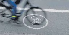  ?? ARCHIVFOTO: SEBASTIAN WILLNOW/DPA ?? Ein Fahrradfah­rer fährt auf dem Radfahrstr­eifen: Die Stadt Ravensburg will den Radverkehr künftig stärken.