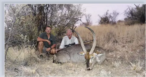  ??  ?? Ek is moeg maar tevrede langs die trofee-waterbokbu­l wat ek ná ’n tweede probeersla­g geskiet het. Saam met my is die profession­ele jagter, André Rousseau jr.