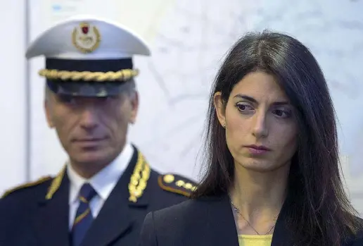  ??  ?? Virginia Raggi e Renato Marra: il fratello dell’ex braccio destro della sindaca doveva diventare capo del dipartimen­to Turismo del Campidogli­o