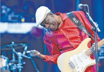  ?? FOTO: REINER PFISTERER ?? Ein jugendlich-frischer Altmeister: Buddy Guy auf dem Schlosspla­tz in Stuttgart.