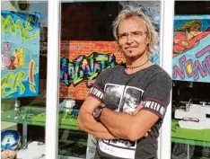  ?? Foto: Stefan Savini/ Baur Optik ?? Der Graffiti Gestalter Norbert Förg aus Laugna präsentier­t noch bis zum 27. August bei Baur Optik in Wertingen seine Werke.