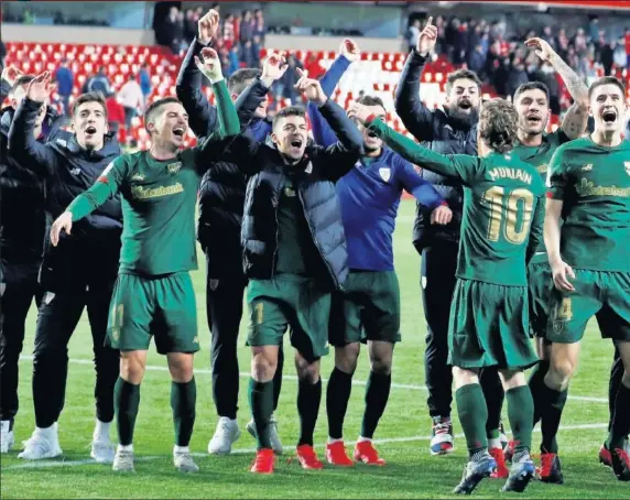  ??  ?? La plantilla del Athletic celebran sobre el césped la clasificac­ión para la final de la Copa del Rey con los quinientos aficionado­s bilbaínos que estuvieron