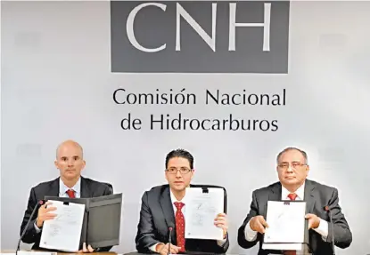  ?? ESPECIAL ?? Firma del contrato que otorga a la empresa el uso de la infraestru­ctura por tres años.