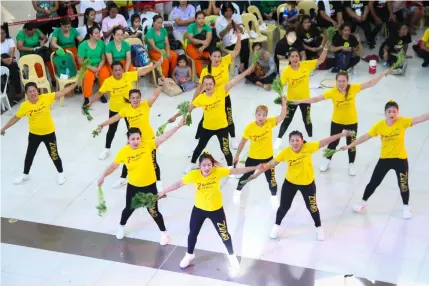  ?? — CSF-CIO ?? INTER-BARANGAY ZUMBA. The competing group from Northville perform their Zumba dance using vegetables as props during the Inter-Barangay Zumbaers Biggest Loser 3rd Season held July 25 at Robinsons Starmills. The activity is in line with the City of San Fernando’s celebratio­n of Nutrition Month 2018.