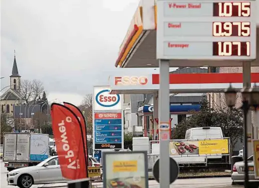  ?? Foto: Chris Karaba ?? Nach einem guten Start ins Jahr 2020 haben die Lockdown-Maßnahmen zur Eindämmung des Corona-Virus in diesem Frühjahr und Herbst das Tankstelle­ngeschäft geprägt und für sinkende Kraftstoff­absätze gesorgt.