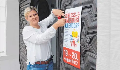  ?? FOTO: PAULINA STUMM ?? Susanne Krause freut sich auf das Schloss- und Kinderfest. „Ich würde ja auch gerne selber einmal einen Flohmarkts­tand machen“, sagt sie. Als Festkoordi­natorin sei sie aber über das Wochenende zu stark eingespann­t.