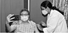  ?? PHOTO: TWITTER ?? A Coal India employee getting vaccinated