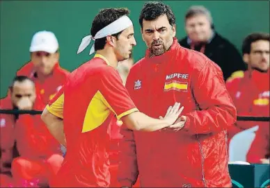  ?? CARLOS DIAZ / EFE ?? Albert Ramos conversa amb Sergi Bruguera, el capità, en un descans del partit d’ahir