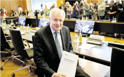  ?? DPA-UILD: NIETFELD ?? Das ist er: Uundesinne­nminister Horst Seehofer (CSU) stellt seinen „Masterplan Migration“vor.