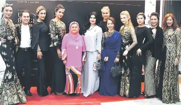  ??  ?? Guests of honour, Juma’ani (fifth left) and Raghad (sixth left), with Limkokwing models donning the Limkokwing Fashion Club ‘Malaysian Soul’ Raya 2017 collection. Also seen in the picture are Dato’ Raymond Jolly, Esther (fifth right) and Nikki (right).