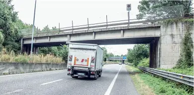  ??  ?? A CesanoIl ponte di via San Benedetto a Cesano Maderno, uno dei tre ponti della MilanoMeda su cui sono stati effettuati i test di carico (LaPresse)