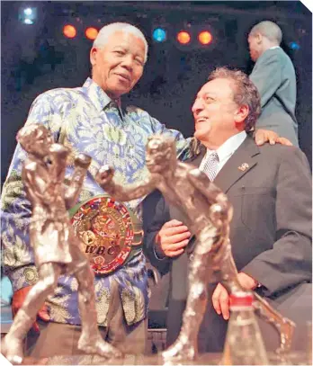  ?? FOTO: WBC ?? Nelson Mandela recibió un cinto de monarca del WBC, de manos de José Sulaimán. /