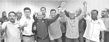  ??  ?? Members of Labuan Pakatan Harapan component parties welcoming Rozman (third right) to Parti Warisan Sabah.