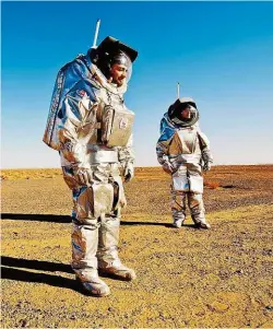  ??  ?? Mit b is zu 50 Kilo schweren Mars- Anzügen wird geüb t