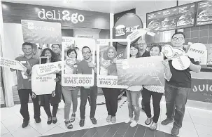  ??  ?? KAMI MENANG: Para pemenang bertuah Peraduan ‘Menang RM5,000 Hari-Hari’ Shell bergambar beramai-ramai.