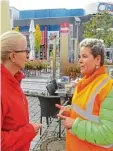  ??  ?? Ruth Abmayr (rechts) warb bei Anita Zimmermann für die Freien Wähler.