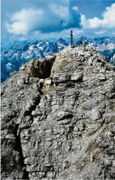  ?? Fotos: Andreas Dietrich, Johannes Leinauer, Michael Munkler. ?? Deutlich zu erkennen ist der riesige Spalt im Gipfelbere­ich des Berges, der immer größer wird.