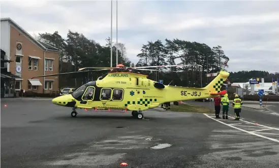  ??  ?? En ambulanshe­likopter larmades till platsen men mannens liv gick inte att rädda. Bild: Jakob Simonson