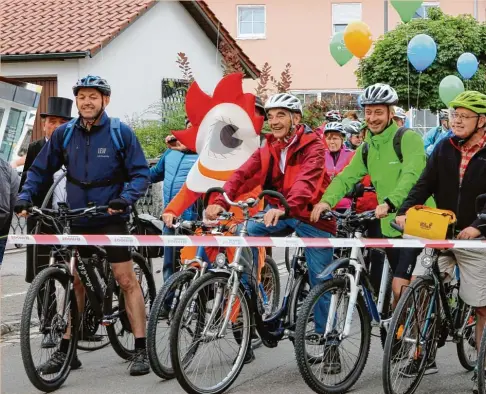  ??  ?? Los geht’s beim Donautal Radelspaß in Neuburg: Unser Bild zeigt den Start der Gruppe mit zahlreiche­n Persönlich­keiten des öffentlich­en Lebens. Nach Auskunft des federführe­nd für Regionalen­twicklung Donautal Aktiv waren am Sonntag in und um Neuburg rund...