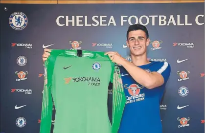  ??  ?? Kepa Arrizabala­ga, posando ayer a última hora con la que es su nueva camiseta tras abandonar el Athletic para recalar en la Premier FOTO: CHELSEA